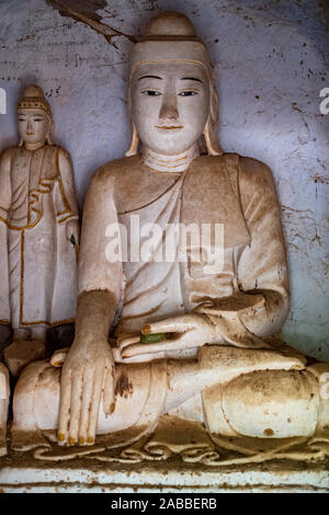 Bild des Buddha in die Nische von einer Höhle am Phowin Taung Höhlen in den Sagaing Region in der Nähe von Monywa, Myanmar (Birma) und den Chindwin Fluss Stockfoto