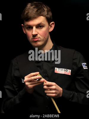 James Cahill in Aktion gegen David Gilbert während des Tages eine Der Betway UK Championship am York Barbican. Stockfoto