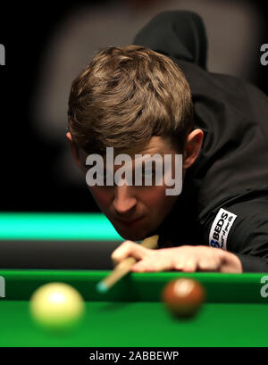 James Cahill in Aktion gegen David Gilbert während des Tages eine Der Betway UK Championship am York Barbican. Stockfoto