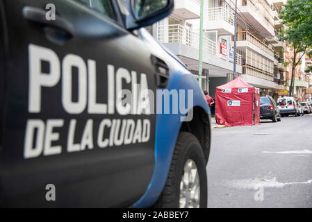 Buenos Aires, Argentinien. 26 Nov, 2019. 26.November 2019 - Buenos Aires, Argentinien - eine Frau warf sich von der obersten Etage eines Gebäudes auf Camacua Street, im Flores Nachbarschaft der Stadt Buenos Aires. Credit: Maximiliano Ramos/ZUMA Draht/Alamy leben Nachrichten Stockfoto