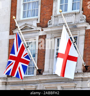 Anzeigen von pristine britischen Union Jack Flagge der Vereinigten Königreich neben nationalen Flagge von England aus Saint Georges Cross London England UK abgeleitet Stockfoto