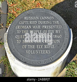 Plaque neben der russischen Kanone, die im Krimkriegsgeschenk von Königin Victoria im Jahr 1860 gefangen wurde, markiert die Entstehung der Ely Rifle Volunteers Cambridgeshire England UK Stockfoto