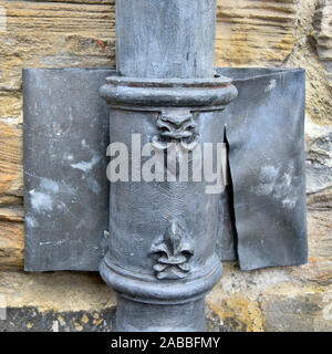 Close Up 4" führen Regenwasser Fallrohr & Fleur de Lis ornamental Design auf Sanitär gerade gemeinsame Wand mit breiten Riemen führen Durham Cathedral UK Stockfoto