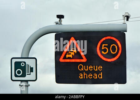 Single Panel Autobahn M25 Schild über Lane 50 MPH Variable Speed Limit & Warteschlange vor Nachricht komplett mit CCTV-Kameras & standard Kamera Anmelden UK Stockfoto
