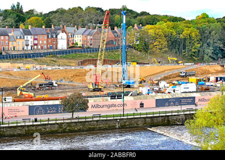 Foundation arbeiten bei Besetzt bau Baustelle Milburngate gemischte Verwendung Eigenschaft Entwicklung am Ufer des Flusses in der Vorderseite des Gehäuses an der Durham Großbritannien Verschleiß Stockfoto