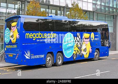 Seiten- und Rückansicht des Megabus.com low cost Intercity Reisen mit dem Bus an der Haltestelle in Newcastle, Werbung für seine links mit Silverstone England Großbritannien Stockfoto