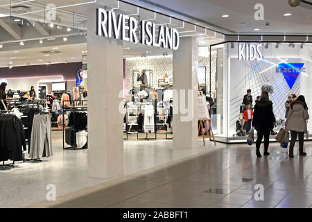 Zara schnelle Mode Bekleidung Einzelhandel shop Eingang von Intu Lakeside Shopping Mall high key Beleuchtung & im Store Rolltreppe Thurrock England Großbritannien Stockfoto