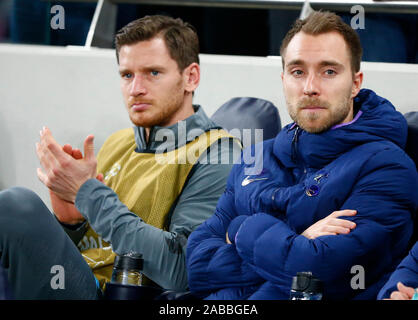 London, Großbritannien. 26. November 2019. L-R Tottenham Hotspur Jan Vertonghen und Tottenham Hotspur Christian Eriksen während der Champions League Gruppe B zwischen den Tottenham Hotspur und Olympiakos bei Tottenham Hotspur Stadion, London, England am 26. November 2019 Credit: Aktion Foto Sport/Alamy leben Nachrichten Stockfoto