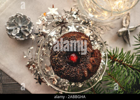 Schokolade mint Cupcakes mit Zucker Schokolade Chips auf der Weihnachten Tabelle. Stockfoto