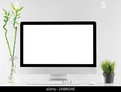 Computer all-in-one im Büro Tisch mit isolierten weißer Bildschirm Stockfoto