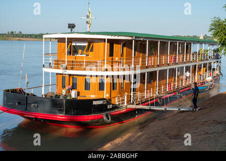 RV Pandaw Zawgyi, Teakholz und Messing mit flachem Boden Schiff verwendet für Touren durch die geringe Tiefe des Chindwin Fluss im Nordwesten Myanmar (Birma) Stockfoto