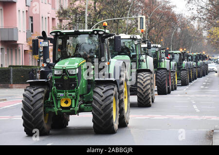 Berlin, Deutschland. 26 Nov, 2019. Tausende von Traktoren Kopf in Berlin als Bauern protestieren gegen die deutsche Regierung die Agrarpolitik. (Credit Bild und Video: © Sean Smuda/ZUMA Draht) Stockfoto