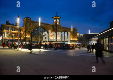 Am frühen Abend in einer Januarnacht im Bahnhof Kings Cross, London, mit Pendlern, die für ihre Züge fahren Stockfoto