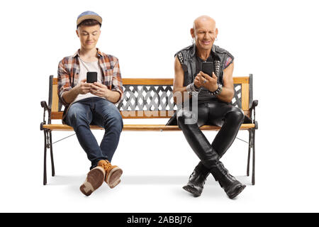 Happy Punker und ein junger Kerl auf einem mit Smartphones auf weißem Hintergrund Sitzbank Stockfoto