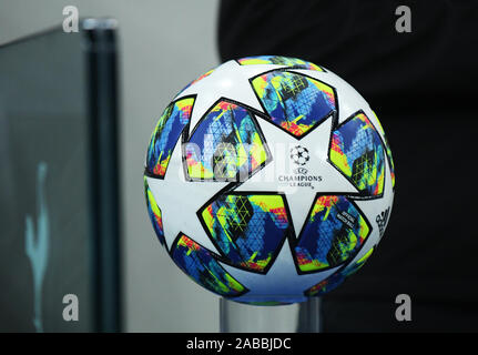 LONDON, ENGLAND - November 26, 2019: Der offizielle Spielball dargestellt während der UEFA Champions League 2019/20 Gruppe B Spiel zwischen Tottenham Hotspur FC und Olympiakos Piräus FC am Tottenham Hotspur Stadion. Stockfoto