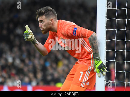 LONDON, ENGLAND - November 26, 2019: Jose Sa von Olympiakos Piräus dargestellt während der UEFA Champions League 2019/20 Gruppe B Spiel zwischen Tottenham Hotspur FC (England) und Olympiakos Piräus FC (Griechenland) an der Tottenham Hotspur Stadion. Stockfoto