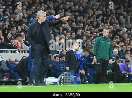 LONDON, ENGLAND - November 26, 2019: Tottenham Manager Jose Mourinho dargestellt während der UEFA Champions League 2019/20 Gruppe B Spiel zwischen Tottenham Hotspur FC und Olympiakos Piräus FC am Tottenham Hotspur Stadion. Stockfoto