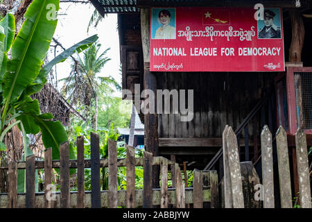 Dorf Büro der birmanischen Nationalen Liga für Demokratie mit einem Plakat, das Aung San Suu Kyi, Nobelpreisträger, und ihr Vater, der in den ländlichen Myanmar Stockfoto