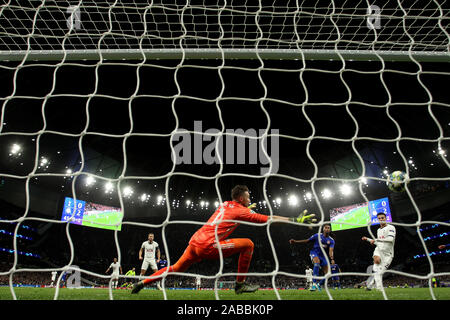 26. November 2019; Tottenham Hotspur Stadion, London, England; UEFA Champions League Fußball, Tottenham Hotspur gegen Olympiakos Piräus; Dele Alli von Tottenham Hotspur Kerben für 1-2 Credit: Aktion Plus Sport Bilder/Alamy leben Nachrichten Stockfoto