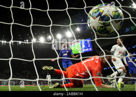 26. November 2019; Tottenham Hotspur Stadion, London, England; UEFA Champions League Fußball, Tottenham Hotspur gegen Olympiakos Piräus; Dele Alli von Tottenham Hotspur Kerben für 1-2 Credit: Aktion Plus Sport Bilder/Alamy leben Nachrichten Stockfoto