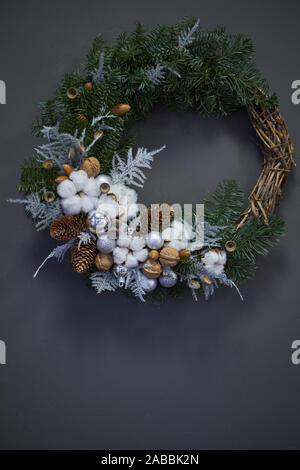 Weihnachten Kranz der Reben mit Tannenzweigen geschmückt, Weihnachtskugeln und natürliche Materialien, Neue Jahr Konzept Stockfoto