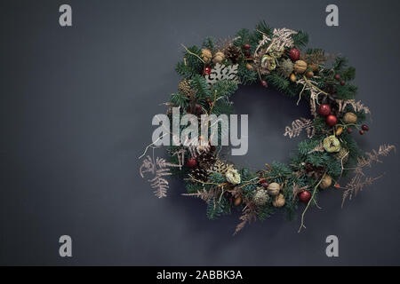 Weihnachten Kranz der Reben mit Tannenzweigen geschmückt, Weihnachtskugeln und natürliche Materialien, Neue Jahr Konzept Stockfoto