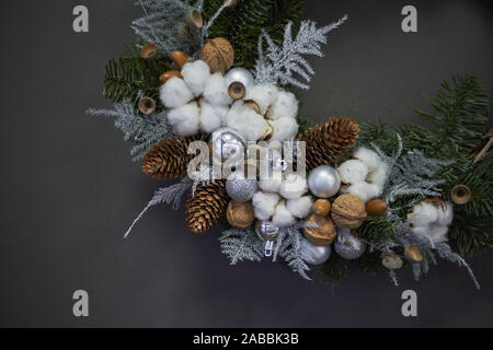 Detail Nahaufnahme Weihnachten Kranz der Reben mit Tannenzweigen geschmückt, Weihnachtskugeln und natürliche Materialien, Neue Jahr Konzept Stockfoto