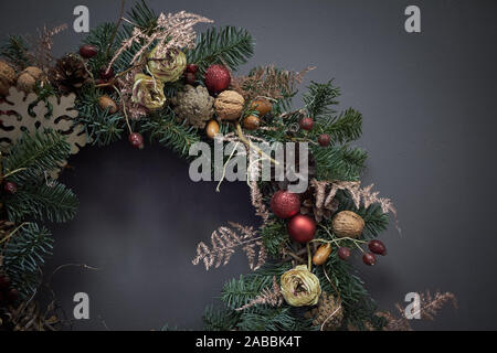 Weihnachten Kranz der Reben mit Tannenzweigen geschmückt, Weihnachtskugeln und natürliche Materialien, Neue Jahr Konzept Stockfoto