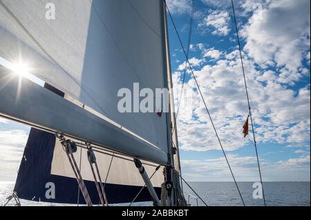 Segelboot Mast mit Segel gegen den Himmel in Spanien bereitgestellt Stockfoto