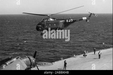 Eine Sikorsky S 55 (Wirbelwind) Hubschrauber der niederländischen Marine verlassen der Flugzeugträger HMS Eagle in den 1950er Jahren Stockfoto