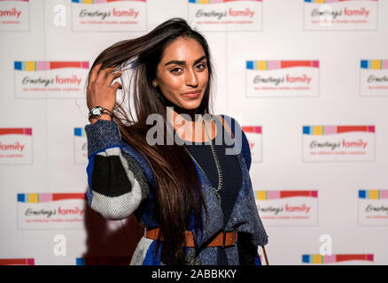 Hamburg, Deutschland. 26 Nov, 2019. Sayana Ranjan, Modell, wird auf dem Roten Teppich vor dem Ernstings Family mode Abendessen. Quelle: Axel Heimken/dpa/Alamy leben Nachrichten Stockfoto