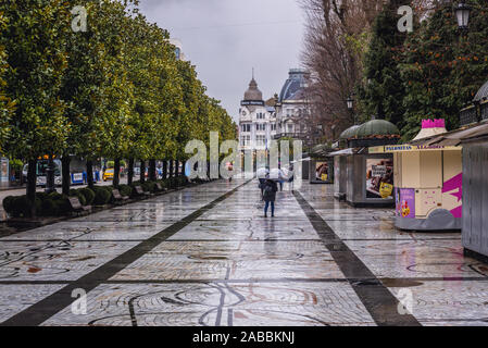 Fußgängerzone Gasse neben San Francisco Park in San Francisco Park in Oviedo, Spanien, Ansicht mit ehemaligen Banco Herrero Gebäude auf bakcground Stockfoto