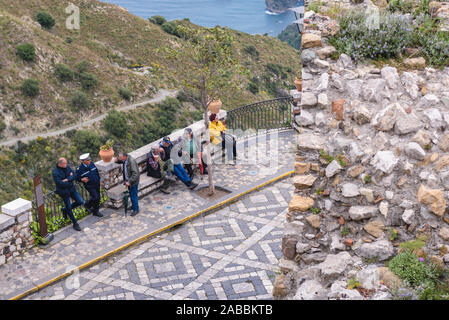 Die Menschen auf der Piazza St. Antonio, der Hauptplatz von Castelmola Stadt in der Provinz Messina in der italienischen Region Sizilien Stockfoto