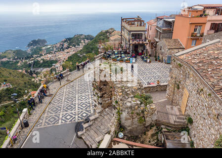 Piazza St. Antonio, der Hauptplatz von Castelmola Stadt in der Provinz Messina in der Region Sizilien - Taormina City auf Hintergrund Stockfoto