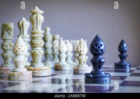 In der Nähe von Schwarzen und Weißen Speckstein Marmor Schachfiguren auf Schachbrett Stockfoto