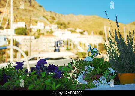 Wunderschöne Aussicht auf der Insel Hydra, Griechenland am Sonnenuntergang. Das beste Reiseziel in Europa. Selec tive konzentrieren. Stockfoto
