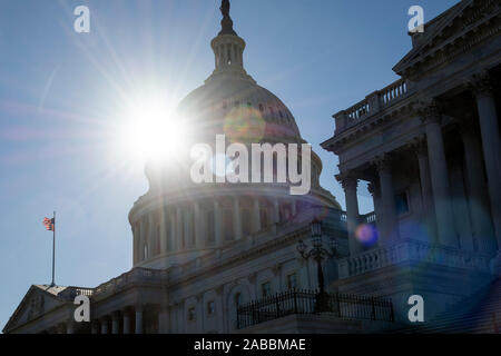 Die hellen Strahlen der Sonne hinter dem Kapitol in Washington, DC. Stockfoto