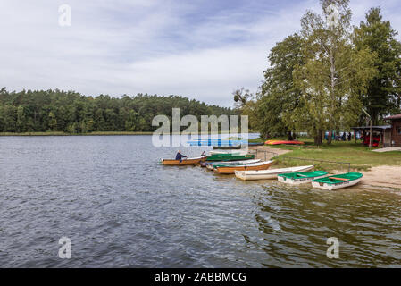 PTTK-polnische Touristische und Sightseeing Gesellschaft Holiday Resort über den See Bachotek in Brodnica Lake District, Teil von Brodnica Landschaftspark in Polen Stockfoto