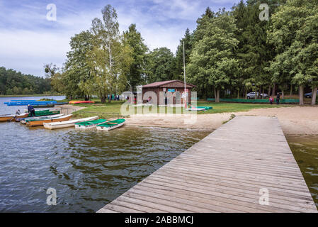 PTTK-polnische Touristische und Sightseeing Gesellschaft Holiday Resort über den See Bachotek in Brodnica Lake District, Teil von Brodnica Landschaftspark in Polen Stockfoto