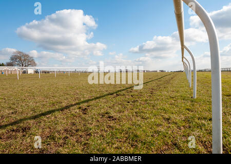Geringe Aussicht auf eine leere Horse Racing Course an einem hellen und sonnigen Tag Stockfoto