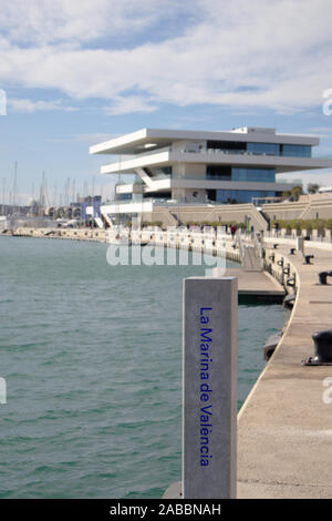 November 2019. Valencia, Spanien. Sicht von der Küste des Veles e Vents Gebäude in der Marina de València Stockfoto