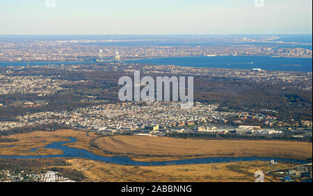 NEWARK, NJ-16 Nov 2019 - Luftbild von Staten Island, die verrazzano Narrows Bridge und Long Island, New York. Stockfoto