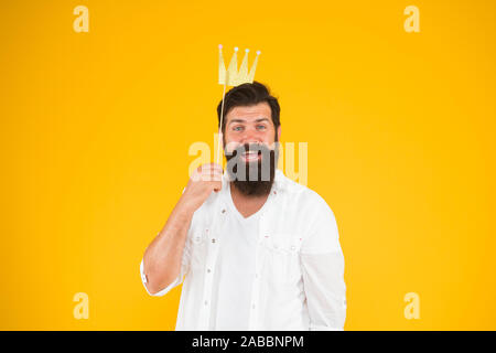 Ich geburtstag Überraschungen. royal Stil. brutale bärtiger Mann König. Kostüm Party. Happy Birthday. Hipster stand Requisiten gelben Hintergrund. bereit für Spaß. bärtiger Mann party Krone. König der Partei. Stockfoto