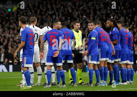 London, Großbritannien. 26 Nov, 2019. Omar Elabdellaoui von Olympiakos hilft der Wand während der UEFA Champions League Match zwischen den Tottenham Hotspur und Olympiakos Piräus Piräus bei Tottenham Hotspur Stadion, London, England zu organisieren. Foto von Carlton Myrie. Nur die redaktionelle Nutzung, eine Lizenz für die gewerbliche Nutzung erforderlich. Keine Verwendung in Wetten, Spiele oder einer einzelnen Verein/Liga/player Publikationen. Credit: UK Sport Pics Ltd/Alamy leben Nachrichten Stockfoto