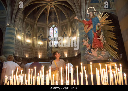Gotischen Chiesa di Sant'Andrea Apostolo (Sant'Andrea Apostolo Kirche) im historischen Zentrum von Spello, Umbrien, Italien. August 21 2019 © wojciech Strozyk/ Stockfoto