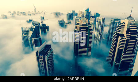 Panoramablick auf Dubai Downtown verkleidet mit Nebel im Winter Stockfoto