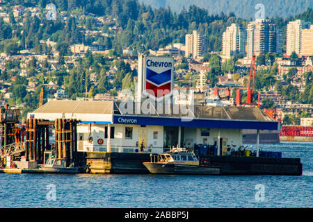 VANCOUVER, Kanada - 18. Juni 2018: Chevron Tankstelle in der Vancouver, BC-Hafen mit Burrard Landung im Hintergrund. Stockfoto