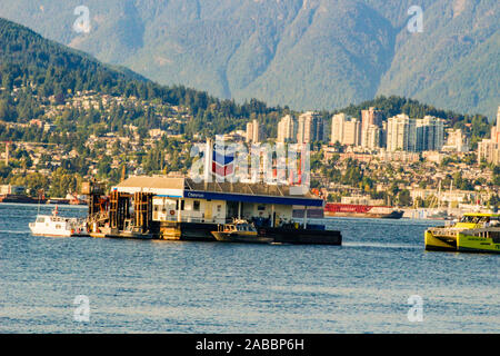 VANCOUVER, Kanada - 18. Juni 2018: Chevron Tankstelle in der Vancouver, BC-Hafen mit Burrard Landung im Hintergrund. Stockfoto