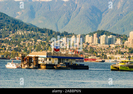 VANCOUVER, Kanada - 18. Juni 2018: Chevron Tankstelle in der Vancouver, BC-Hafen mit Burrard Landung im Hintergrund. Stockfoto