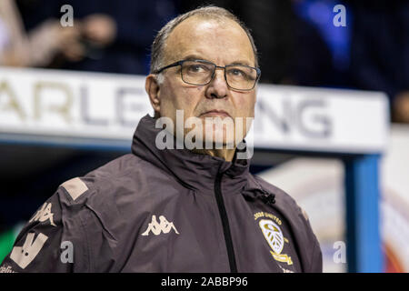 Reading, Großbritannien. 26 Nov, 2019. Leeds United Manager Marcelo Bielsa schaut aus dem Dugout. EFL Skybet Meisterschaft übereinstimmen, Lesen v Leeds Utd im Madejski Stadium in der Lesung am Dienstag, den 26. November 2019. Dieses Bild dürfen nur für redaktionelle Zwecke verwendet werden. Nur die redaktionelle Nutzung, eine Lizenz für die gewerbliche Nutzung erforderlich. Keine Verwendung in Wetten, Spiele oder einer einzelnen Verein/Liga/player Publikationen. pic von Lewis Mitchell/Andrew Orchard sport Fotografie/Alamy Live news Credit: Andrew Orchard sport Fotografie/Alamy leben Nachrichten Stockfoto